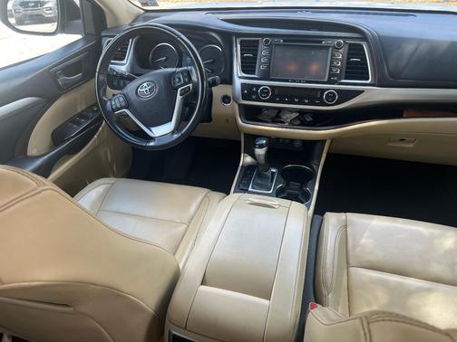 White 2017 Toyota Highlander XLE