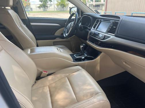 White 2017 Toyota Highlander XLE