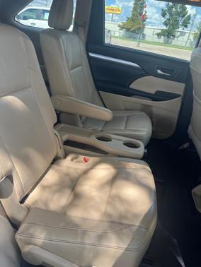 White 2017 Toyota Highlander XLE