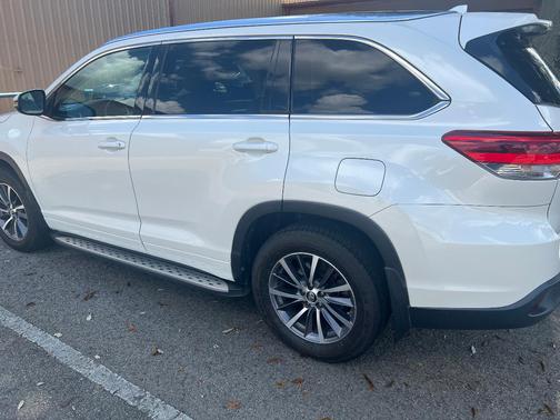 White 2017 Toyota Highlander XLE