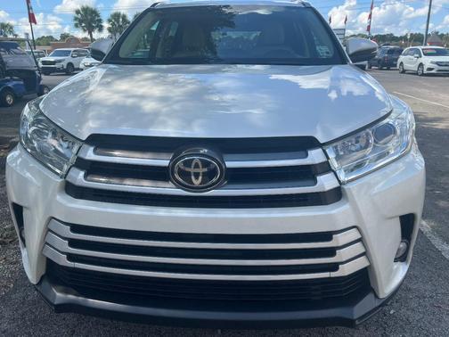 White 2017 Toyota Highlander XLE