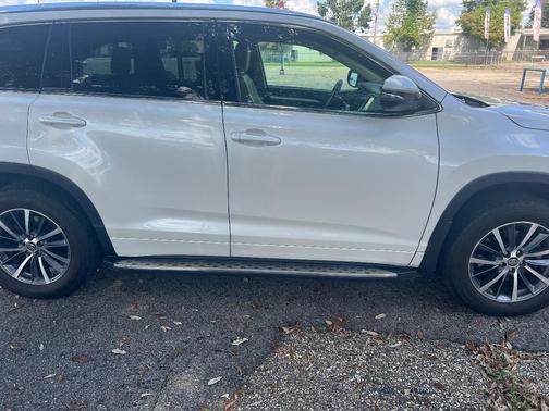 White 2017 Toyota Highlander XLE