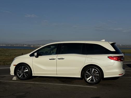 White 2019 Honda Odyssey Elite