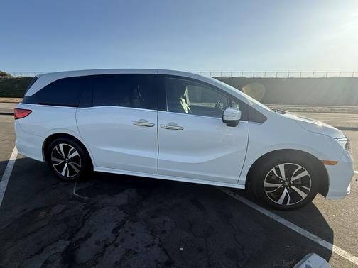White 2019 Honda Odyssey Elite