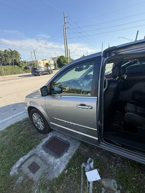 2015 Chrysler Town & Country Limited Platinum