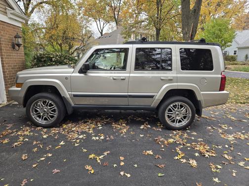 Beige 2008 Jeep Commander Sport