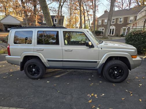Beige 2008 Jeep Commander Sport