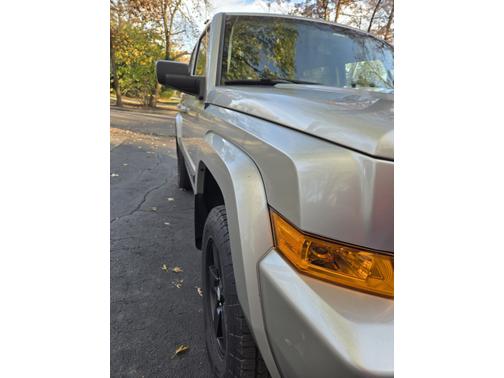 Beige 2008 Jeep Commander Sport