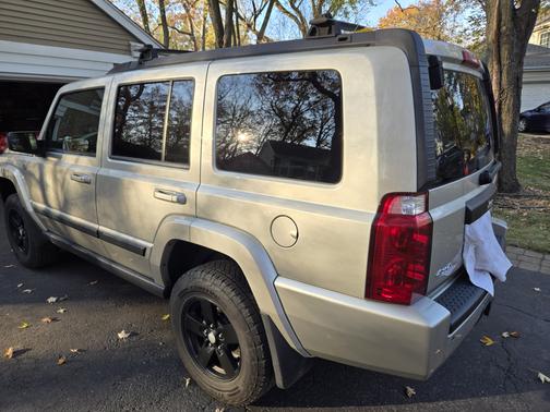 Beige 2008 Jeep Commander Sport