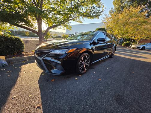 Black 2020 Toyota Camry SE