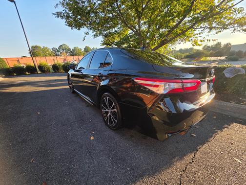 Black 2020 Toyota Camry SE