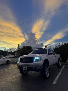 White 2010 GMC Sierra 1500 SLE