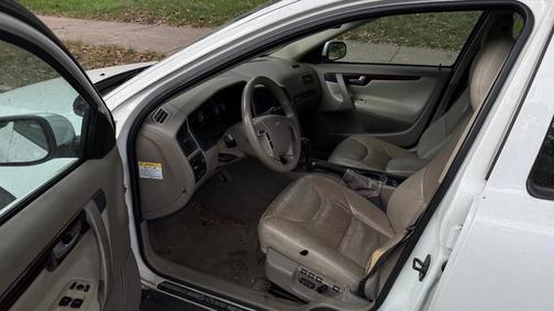 White 2004 Volvo V70 2.4