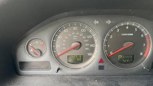 White 2004 Volvo V70 2.4