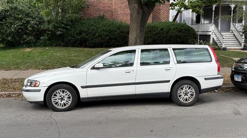 White 2004 Volvo V70 2.4