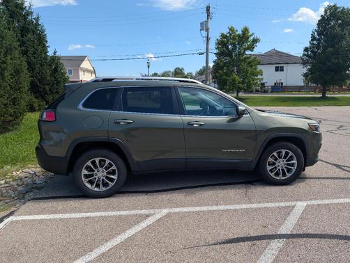 Green 2019 Jeep Cherokee Latitude Plus