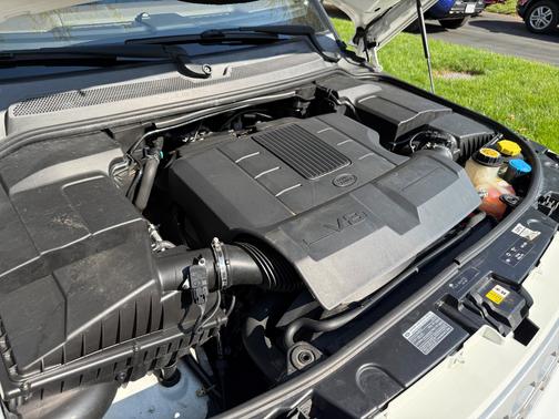 White 2013 Land Rover LR4 Lux