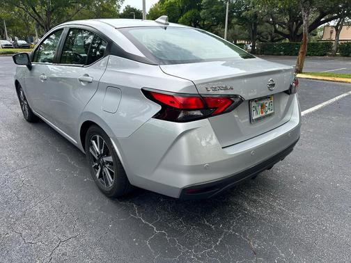 Silver 2021 Nissan Versa 1.6 SV