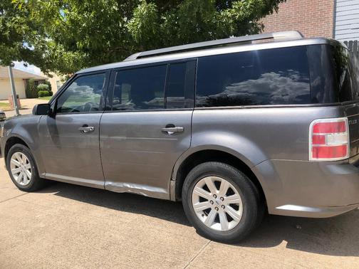 Gray 2010 Ford Flex SE