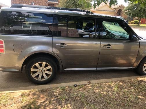 Gray 2010 Ford Flex SE