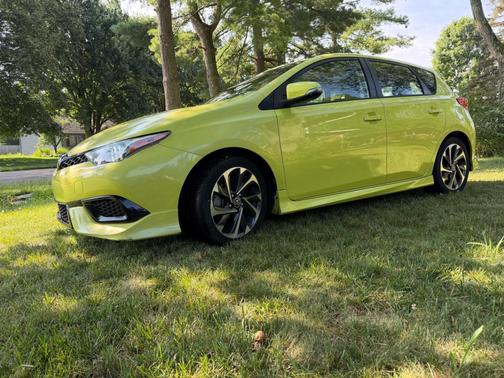 Green 2017 Toyota Corolla iM Base