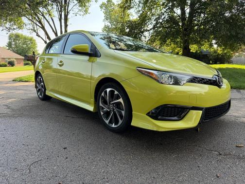 Green 2017 Toyota Corolla iM Base