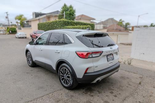 White 2022 Ford Escape PHEV SE