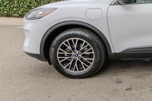 White 2022 Ford Escape PHEV SE