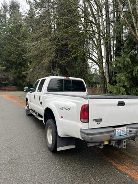 White 2002 Ford F-350 Lariat Crew Cab Super Duty DRW