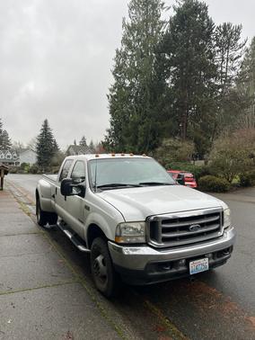 White 2002 Ford F-350 Lariat Crew Cab Super Duty DRW