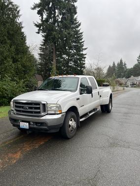 White 2002 Ford F-350 Lariat Crew Cab Super Duty DRW