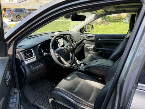 Brown 2018 Toyota Highlander Limited