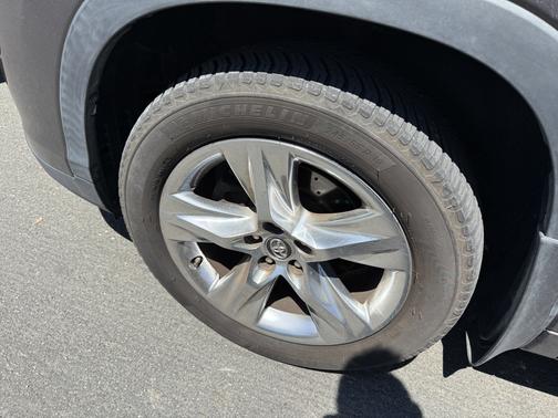 Brown 2018 Toyota Highlander Limited