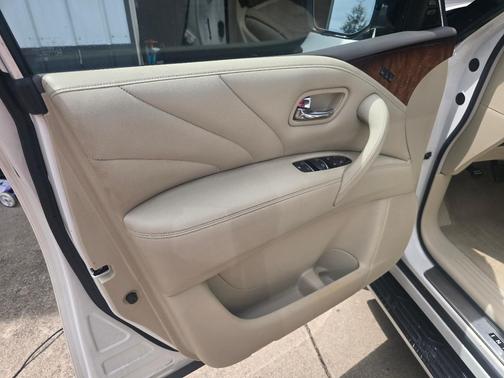 White 2016 INFINITI QX80 Base