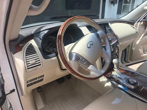 White 2016 INFINITI QX80 Base
