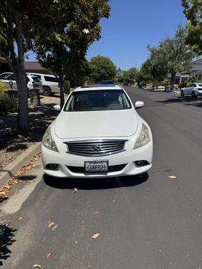 White 2011 INFINITI G25 Journey