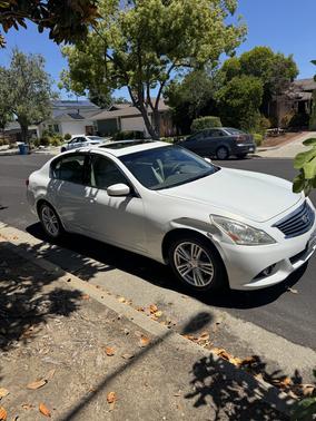 White 2011 INFINITI G25 Journey