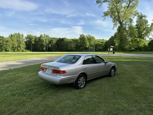 Beige 2000 Toyota Camry LE V6