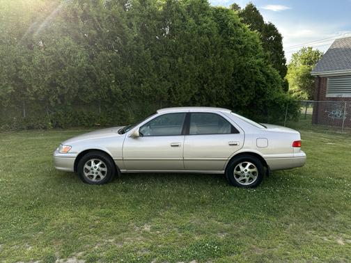 Beige 2000 Toyota Camry LE V6