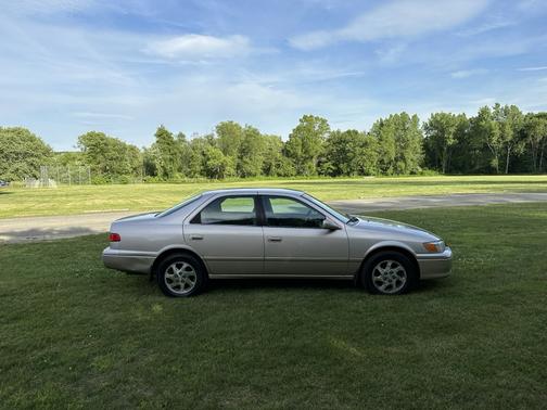 Beige 2000 Toyota Camry LE V6