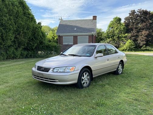 Beige 2000 Toyota Camry LE V6