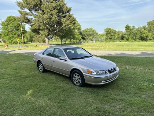 Beige 2000 Toyota Camry LE V6