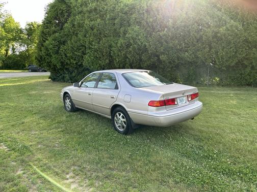 Beige 2000 Toyota Camry LE V6