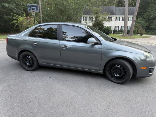 Gray 2010 Volkswagen Jetta SE