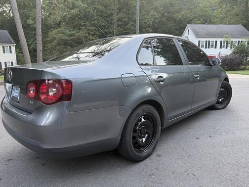 Gray 2010 Volkswagen Jetta SE
