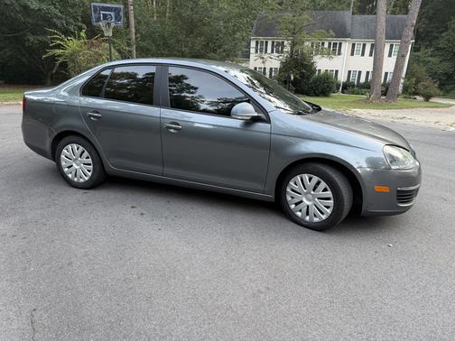 Gray 2010 Volkswagen Jetta SE