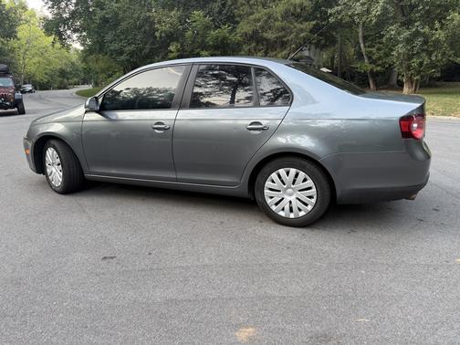Gray 2010 Volkswagen Jetta SE