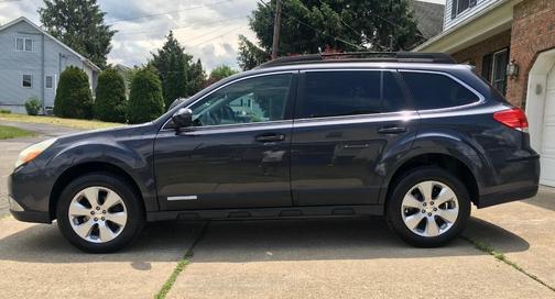 Gray 2011 Subaru Outback 2.5 i Premium