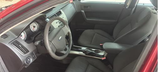 Red 2009 Ford Focus SE