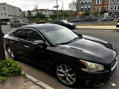 Black 2011 Nissan Maxima SV